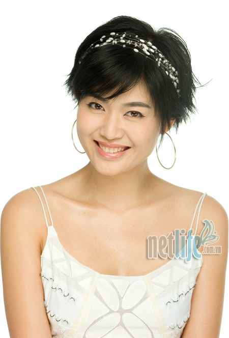 Dù đã qua tuổi cập kê 18, 20 nhưng Hoa hậu vẫn thích dùng bờm làm phụ kiện trang trí cho mái tóc xinh.